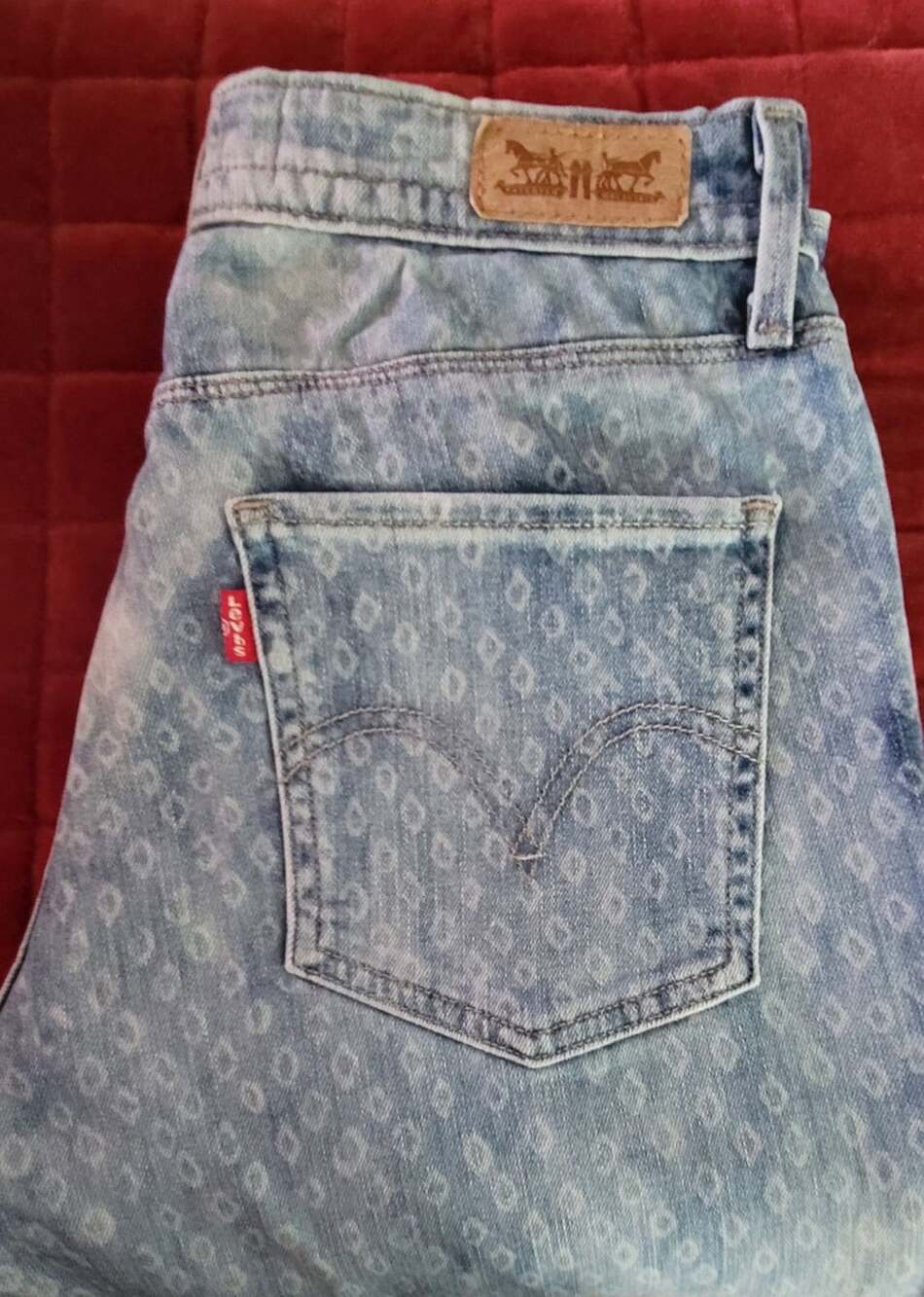 Levi's Mid Rise Skinny Size 28 Diamond Print Blue Denim Jeans